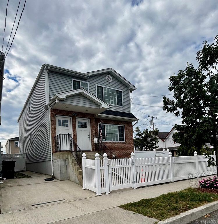 6261 De Costa Avenue 2nd floor, Arverne, NY 11692