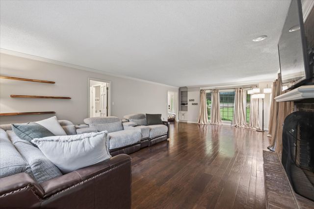 1610 Deerfield Dr, Clarksville, TN 37043