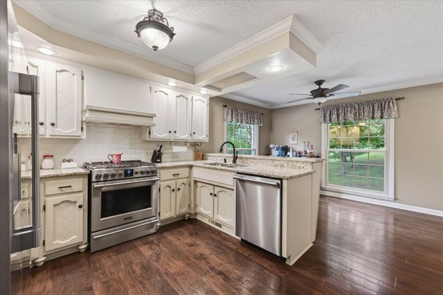 1610 Deerfield Dr, Clarksville, TN 37043