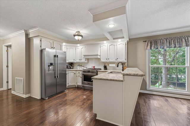 1610 Deerfield Dr, Clarksville, TN 37043