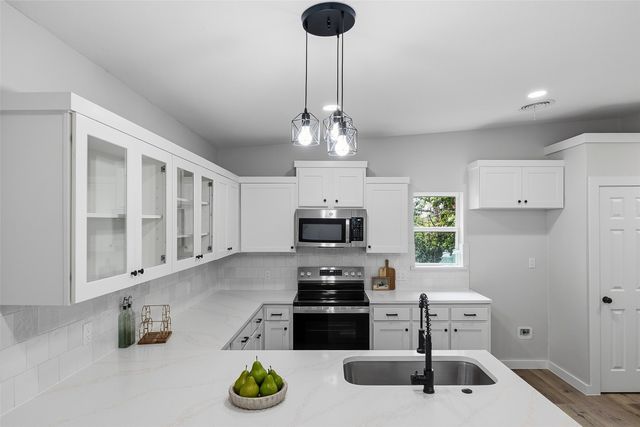 8516 La Jolla Court, Benbrook, TX 76116