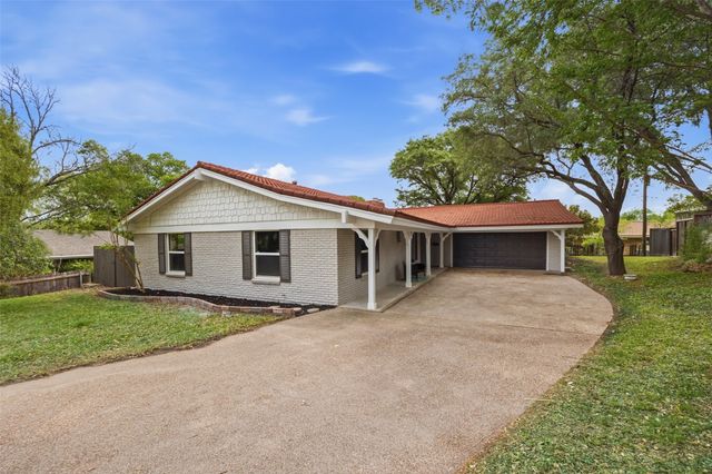 8516 La Jolla Court, Benbrook, TX 76116