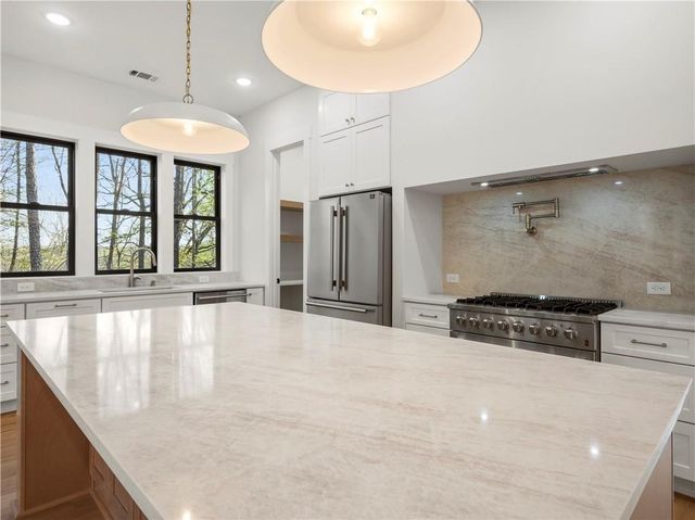 2439 Venture Drive, Gainesville, GA 30506