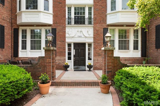 7520 Oxford Drive 1E, Clayton, MO 63105