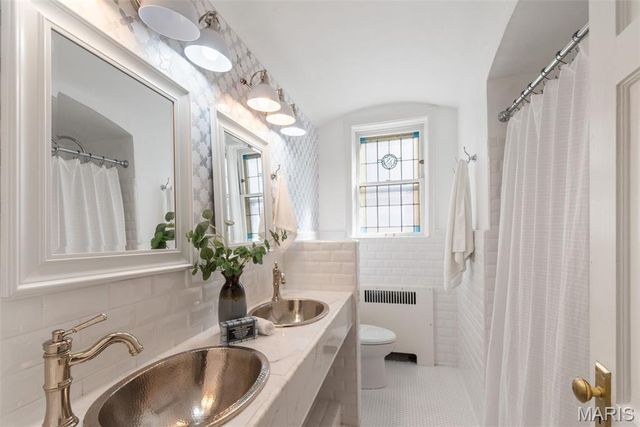 7520 Oxford Drive 1E, Clayton, MO 63105