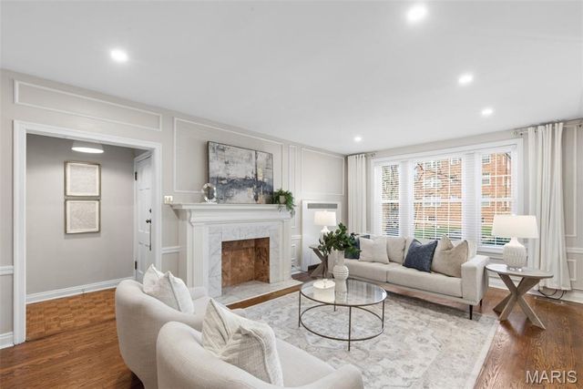 7520 Oxford Drive 1E, Clayton, MO 63105