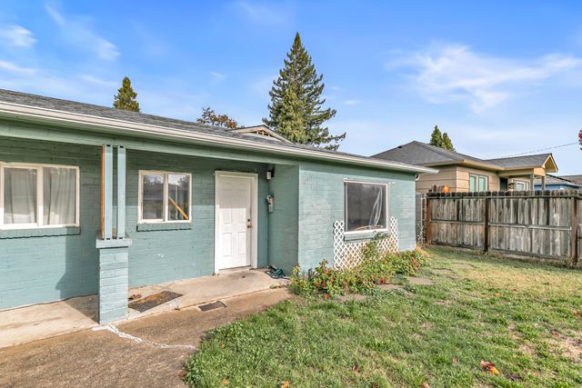 1048 W 13th Street, Medford, OR 97501