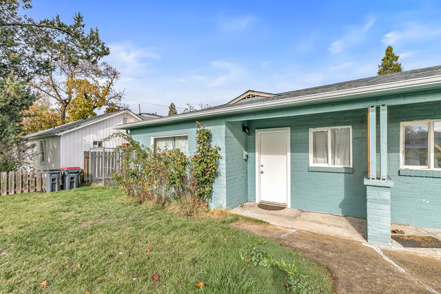 1048 W 13th Street, Medford, OR 97501