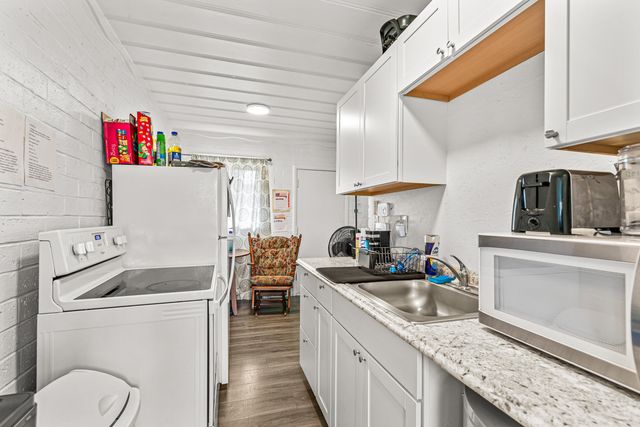 1048 W 13th Street, Medford, OR 97501