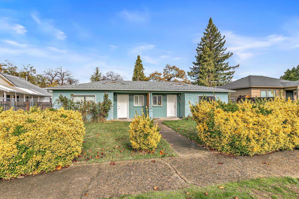 1048 W 13th Street, Medford, OR 97501