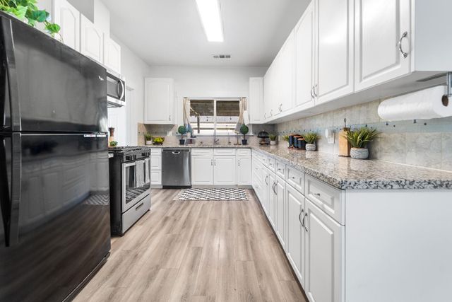 1302 N Safford Avenue, Fresno, CA 93728