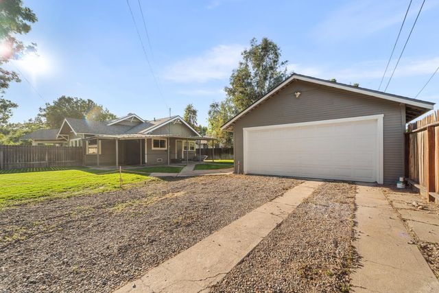 1302 N Safford Avenue, Fresno, CA 93728