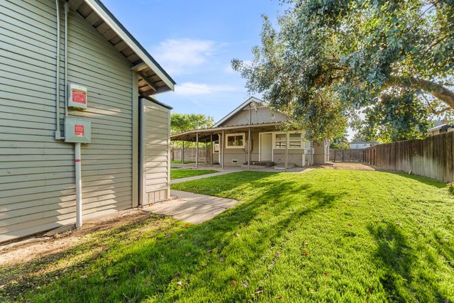 1302 N Safford Avenue, Fresno, CA 93728