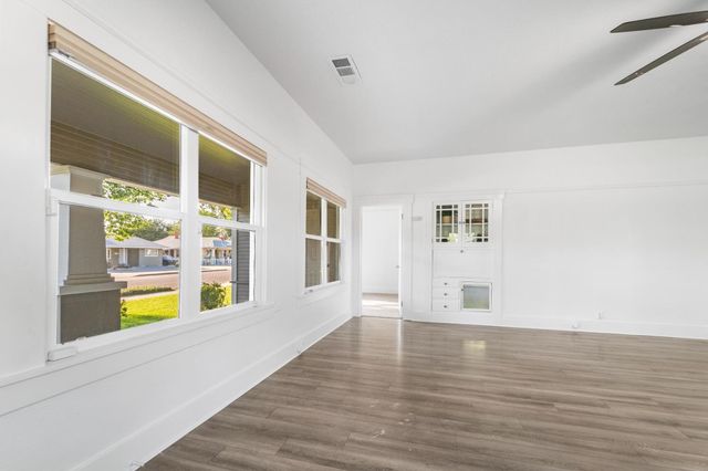 1302 N Safford Avenue, Fresno, CA 93728