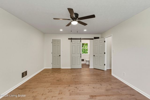 9205 Collingwood Rd, Jeffersontown, KY 40299