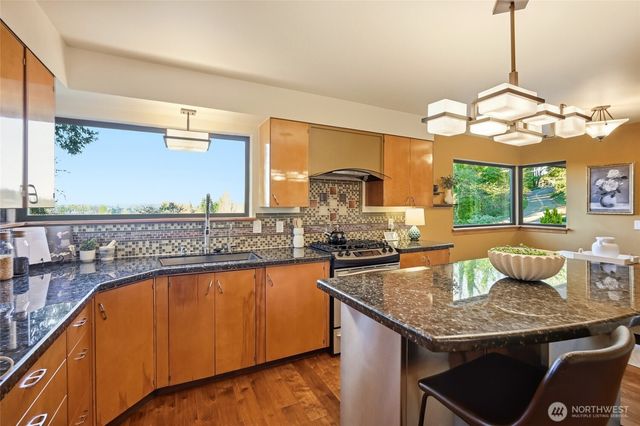 525 Kenosia Avenue S, Kent, WA 98030