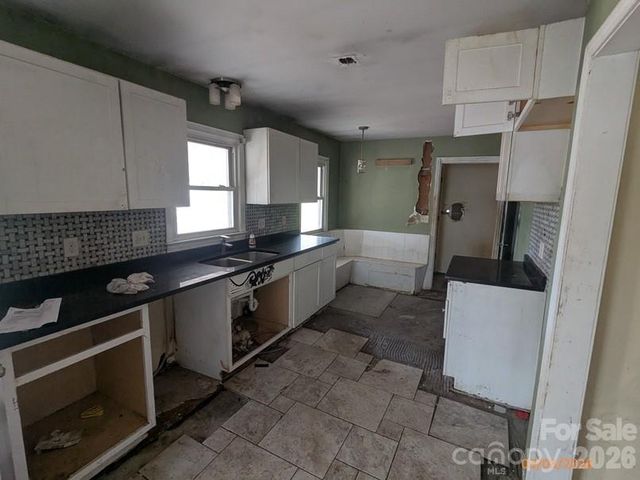 379 Oakview Park Road, Asheville, NC 28803