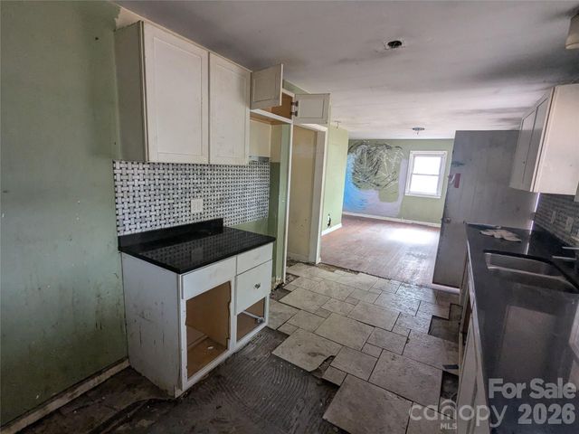 379 Oakview Park Road, Asheville, NC 28803