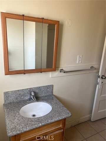 250 W 49th Street, Los Angeles, CA 90037