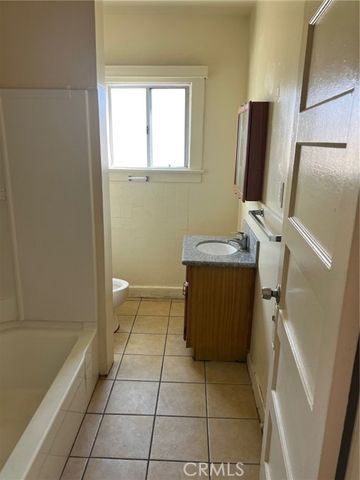 250 W 49th Street, Los Angeles, CA 90037