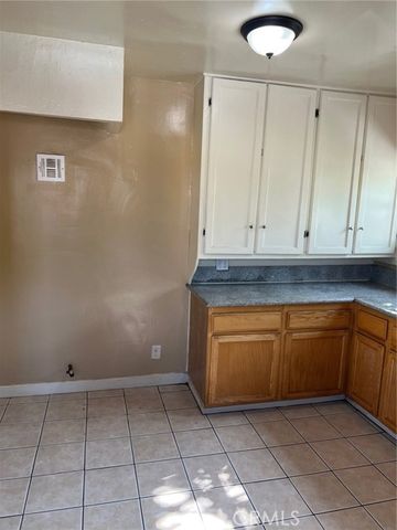 250 W 49th Street, Los Angeles, CA 90037