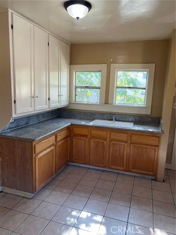 250 W 49th Street, Los Angeles, CA 90037