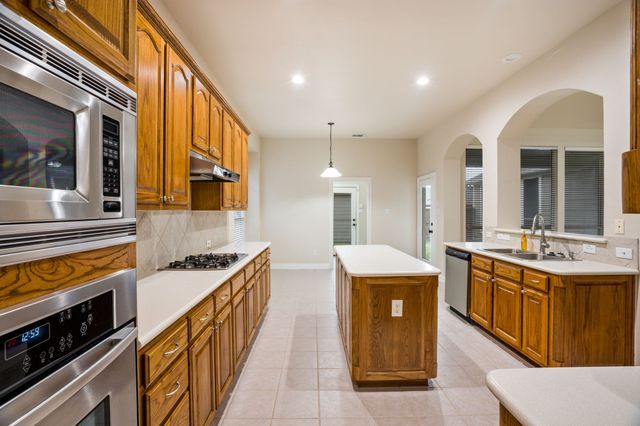 1806 E Branch Hollow Drive, Carrollton, TX 75007