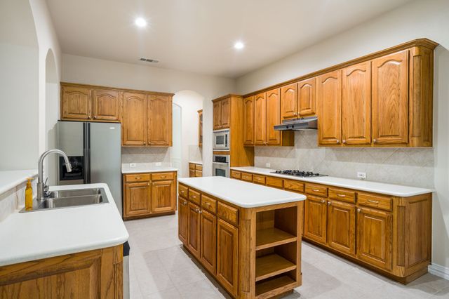 1806 E Branch Hollow Drive, Carrollton, TX 75007