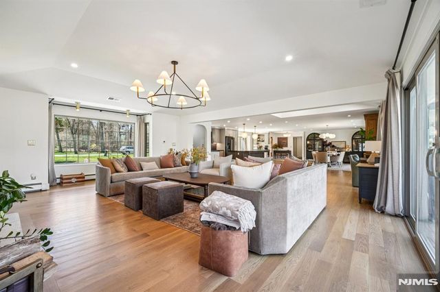 217 Osage Lane, Franklin Lakes, NJ 07417