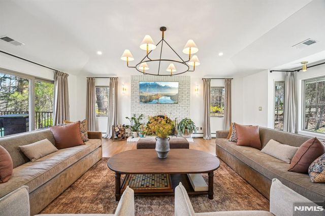 217 Osage Lane, Franklin Lakes, NJ 07417