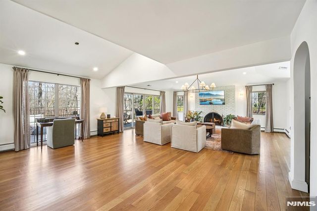 217 Osage Lane, Franklin Lakes, NJ 07417