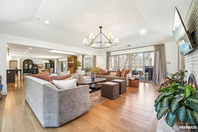 217 Osage Lane, Franklin Lakes, NJ 07417
