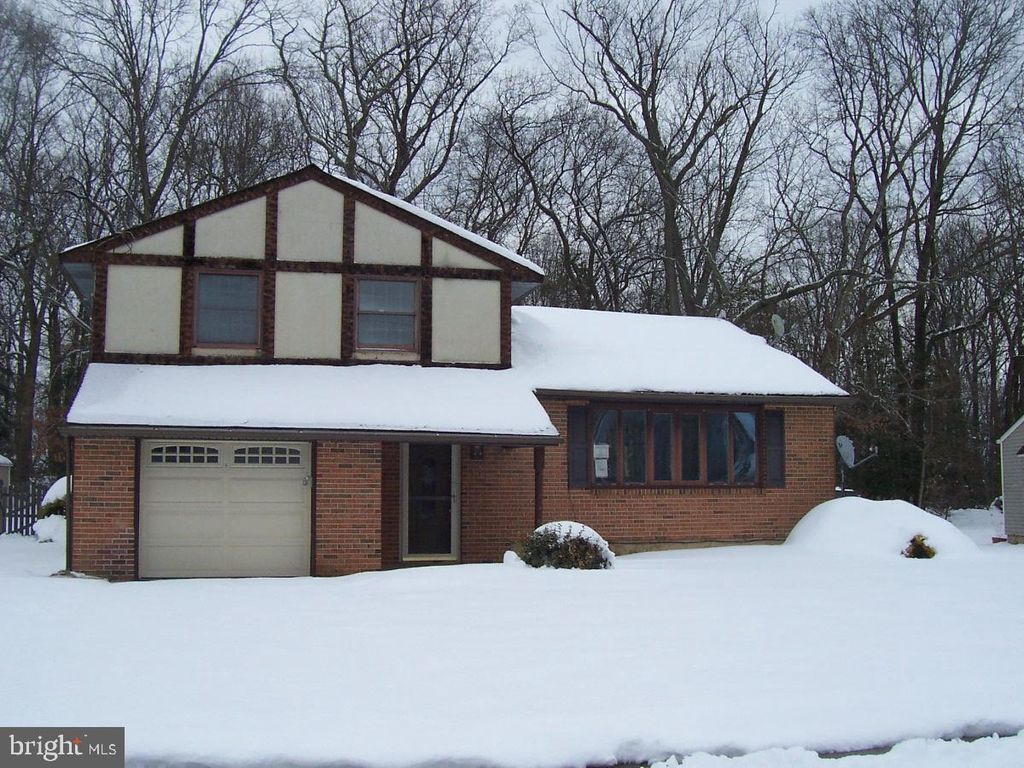 211 FORREST DR, Blackwood, NJ 08012