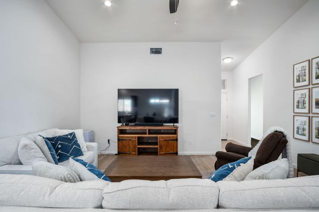 1942 W Date Avenue, Porterville, CA 93257