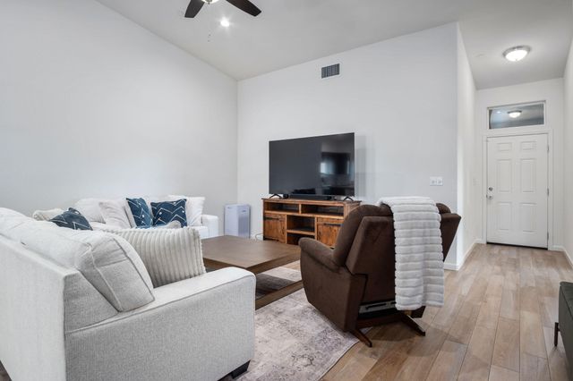 1942 W Date Avenue, Porterville, CA 93257