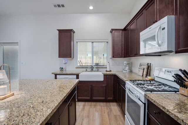 1942 W Date Avenue, Porterville, CA 93257