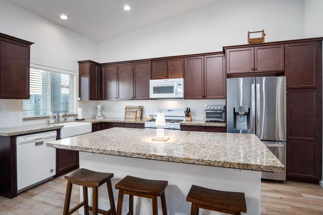 1942 W Date Avenue, Porterville, CA 93257