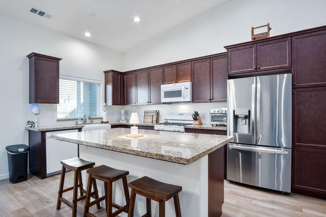 1942 W Date Avenue, Porterville, CA 93257