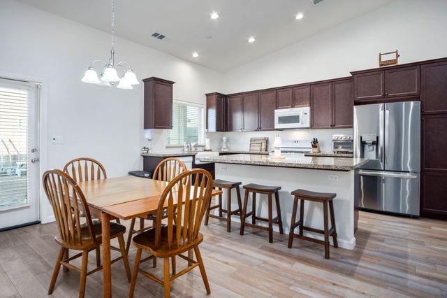 1942 W Date Avenue, Porterville, CA 93257