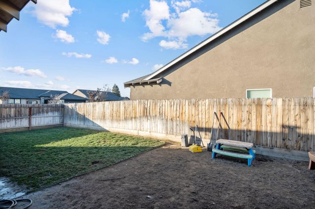 1942 W Date Avenue, Porterville, CA 93257