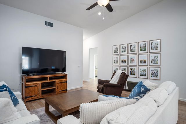 1942 W Date Avenue, Porterville, CA 93257