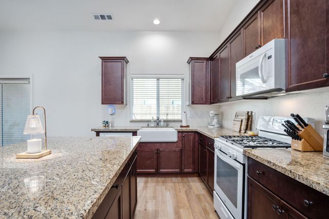 1942 W Date Avenue, Porterville, CA 93257