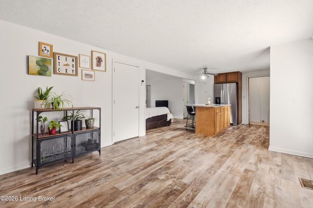 5605 Hofelich Ct, Louisville, KY 40291