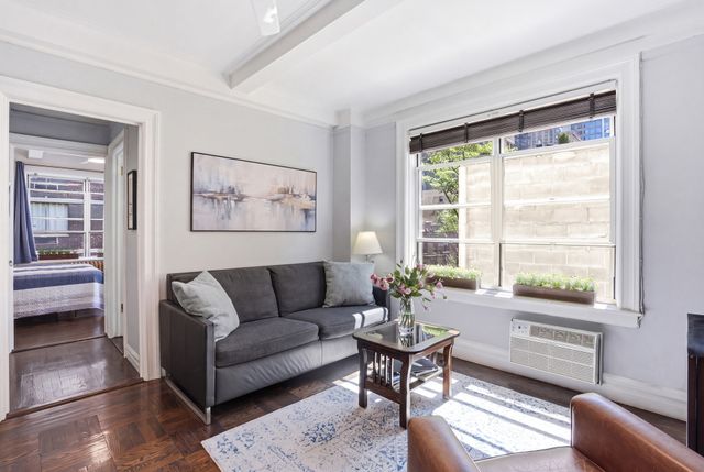 345 W 55th St Apt 7C, New York City, NY 10019