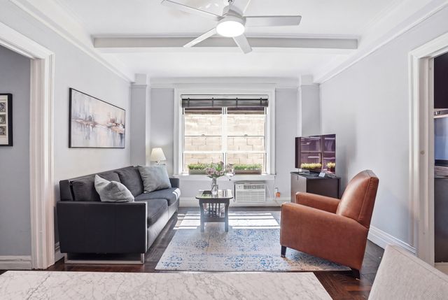 345 W 55th St Apt 7C, New York City, NY 10019