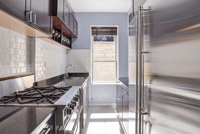 345 W 55th St Apt 7C, New York City, NY 10019