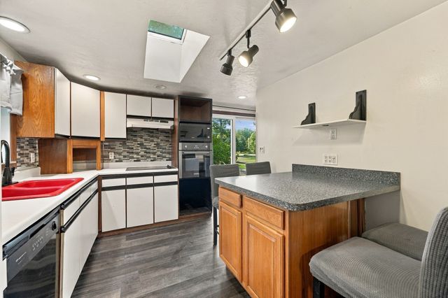 122 Paula Cir, East Brookfield, MA 01515