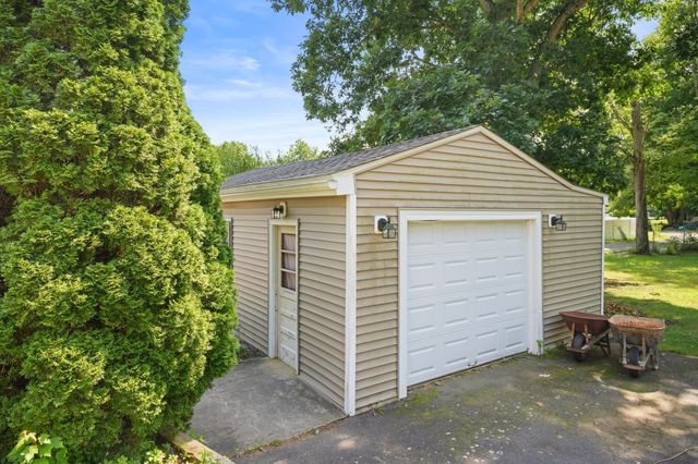 122 Paula Cir, East Brookfield, MA 01515