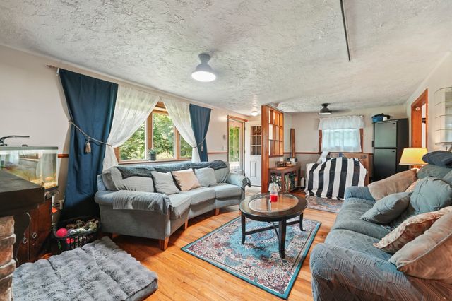 122 Paula Cir, East Brookfield, MA 01515