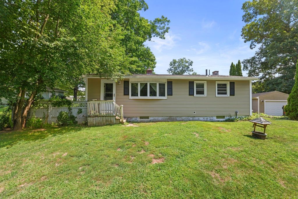 122 Paula Cir, East Brookfield, MA 01515